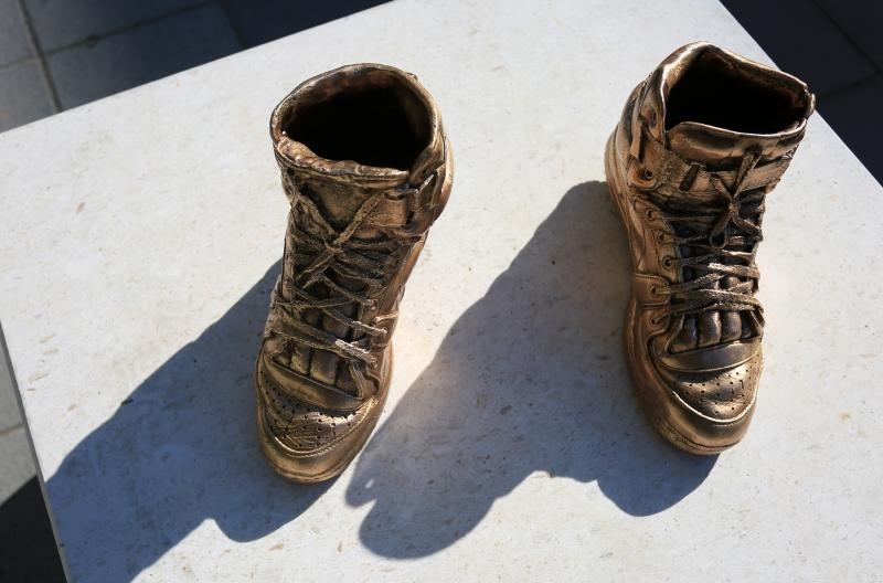 Brončane tenisice Dražena Petrovića postavljene na istoimeni šibenski trg, Foto: Duško Jaramaz/PIXSELL