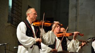 Nastup ansambla Lado ispred crkve sv. Marije ; foto Iva Perinčić Nastup ansambla Lado ispred crkve sv. Marije ; foto Iva Perinčić