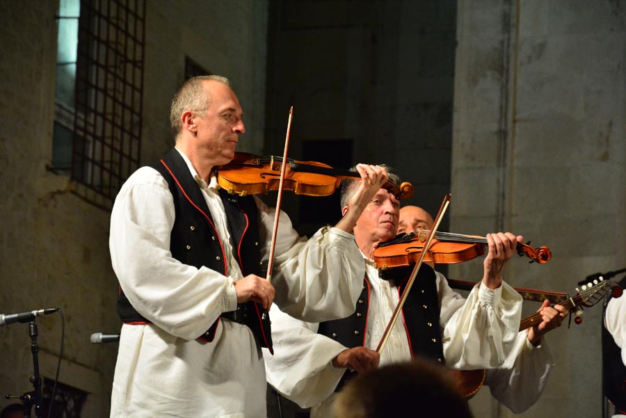 Nastup ansambla Lado ispred crkve sv. Marije ; foto Iva Perinčić Nastup ansambla Lado ispred crkve sv. Marije ; foto Iva Perinčić