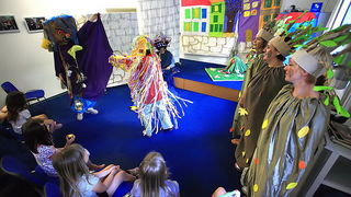 U Gradskoj knjižnici roditelji djece vrtića “Jadran” odigrali su predstavu “Kuća za smeće”, Foto. Roberto Lerga U Gradskoj knjižnici roditelji djece vrtića “Jadran” odigrali su predstavu “Kuća za smeće”, Foto. Roberto Lerga