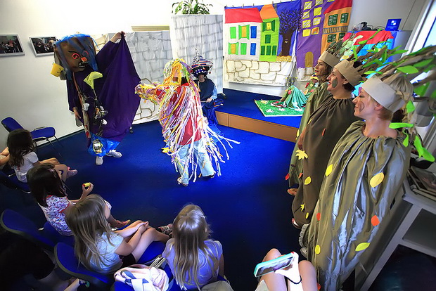 U Gradskoj knjižnici roditelji djece vrtića “Jadran” odigrali su predstavu “Kuća za smeće”, Foto. Roberto Lerga U Gradskoj knjižnici roditelji djece vrtića “Jadran” odigrali su predstavu “Kuća za smeće”, Foto. Roberto Lerga