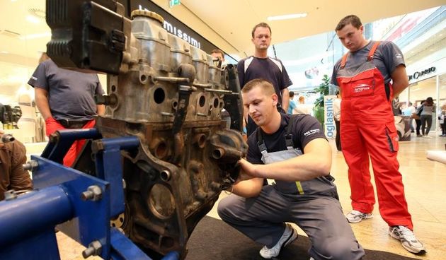 Zapresic – U organizaciji portala auti.hr i Oglasnika odrzano natjecanje najboljih automehanicara. Prvo natjecanje “Automehanicar godine” okupilo je desetak automehanicara koji su u Westgate Shopping Cityju na licu mjesta publici pokazali svoje vjestine