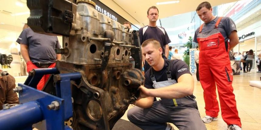 Zapresic – U organizaciji portala auti.hr i Oglasnika odrzano natjecanje najboljih automehanicara. Prvo natjecanje “Automehanicar godine” okupilo je desetak automehanicara koji su u Westgate Shopping Cityju na licu mjesta publici pokazali svoje vjestine Zapresic – U organizaciji portala auti.hr i Oglasnika odrzano natjecanje najboljih automehanicara. Prvo natjecanje “Automehanicar godine” okupilo je desetak automehanicara koji su u Westgate Shopping Cityju na licu mjesta publici pokazali svoje vjestine