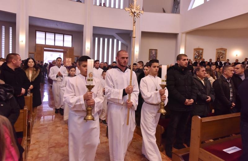 Kistanje: Zadarski nadbiskup Želimir Puljić blagoslovio relikvije sv. Nikole. Foto: Hrvoje Jelavić/PIXSELL Kistanje: Zadarski nadbiskup Želimir Puljić blagoslovio relikvije sv. Nikole. Foto: Hrvoje Jelavić/PIXSELL