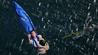 30.06.2013., Zadar – Povodom ulaska Republike Hrvatske u Europsku uniju mladic i djevojka skocili su s Maslenickog mosta sa zastavom Europske unije, dok je mladi Britanac skocio sa hrvatskom zastavom. Photo: Filip Brala/PIXSELL Autor  Filip Brala/PIXSEL