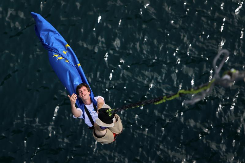 30.06.2013., Zadar – Povodom ulaska Republike Hrvatske u Europsku uniju mladic i djevojka skocili su s Maslenickog mosta sa zastavom Europske unije, dok je mladi Britanac skocio sa hrvatskom zastavom. Photo: Filip Brala/PIXSELL Autor  Filip Brala/PIXSEL
