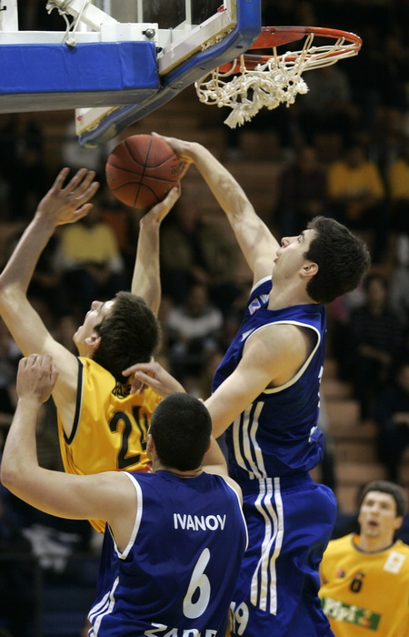 Split, 090413.
Kosarkaska utakmica 4. kola A1 kosarkaske lige Split Zadar odigrana je u dvorani na Gripama.
Na fotografiji: Jukic (zuti Split).
Foto : Jakov Prkic / Cropix Split, 090413.
Kosarkaska utakmica 4. kola A1 kosarkaske lige Split Zadar odigrana je u dvorani na Gripama.
Na fotografiji: Jukic (zuti Split).
Foto : Jakov Prkic / Cropix