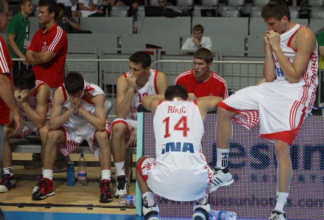 Zadar, 180710.
Dvorana Kresimira Cosica na Visnjiku.
Kosarkaska utakmica za 3.mjesto Prvenstva Europe do 20 godina izmedju Hrvatske i Spanjolske.
Na fotografiji : tuga nakon izgubljene utakmice, Toni Prostran
Foto : Vladimir Ivanov / CROPIX