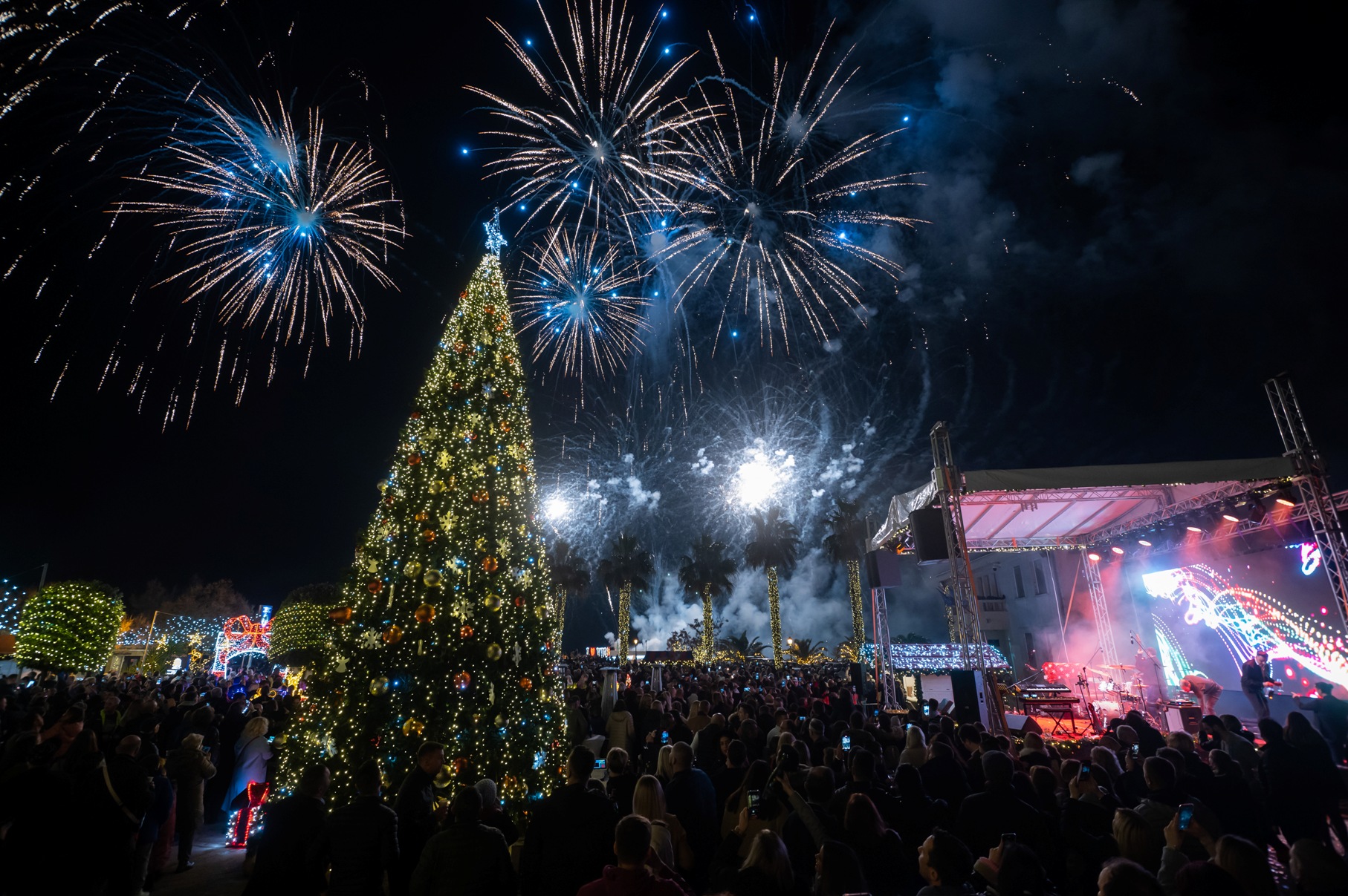 Vatromet, tisuće konfeta, šampanjac, prskalice i koncert Ivana Zaka i Tempo Banda