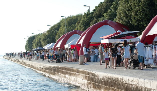 Zadar, 290612.
Hrvatska gospodarska komora i ove godine u dvadeset hrvatskih gradova od svibnja do rujna provodi akciju “Kupujmo Hrvatsko” koja nastoji promovirati kvalitetne domace proizvode, nositelje znakova “Izvorno hrvatsko” i “Hrvatska kvaliteta”, s