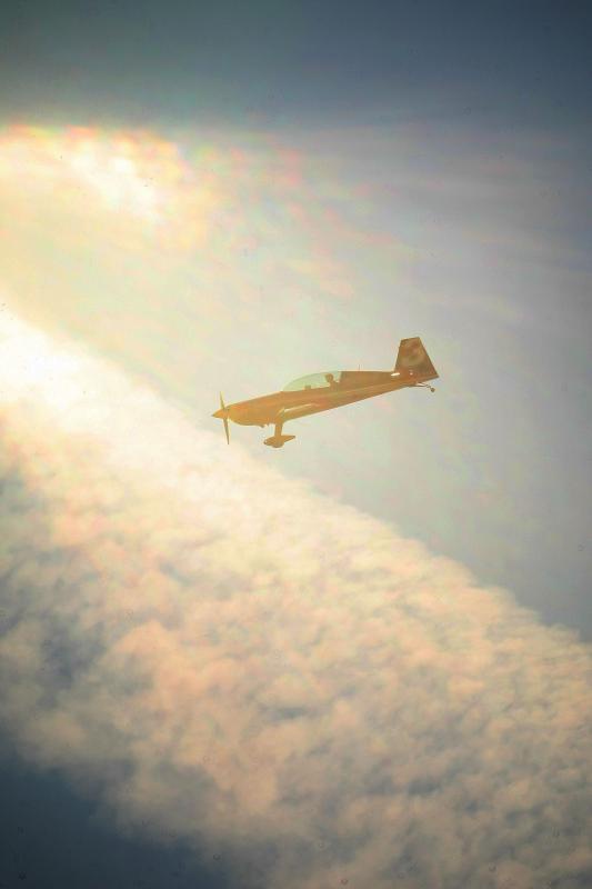 Aerodrom Vrsar domacin Red Bull Air Race Svjetskog prvenstva 2014. Red Bull Air Race okuplja najbolje svjetske pilote koji kombinacijom brzine, preciznosti i vjestine upravljaju okretnim avionima, provlaceci se kroz 25 m visoka vrata, do brzine od cak 370 Aerodrom Vrsar domacin Red Bull Air Race Svjetskog prvenstva 2014. Red Bull Air Race okuplja najbolje svjetske pilote koji kombinacijom brzine, preciznosti i vjestine upravljaju okretnim avionima, provlaceci se kroz 25 m visoka vrata, do brzine od cak 370