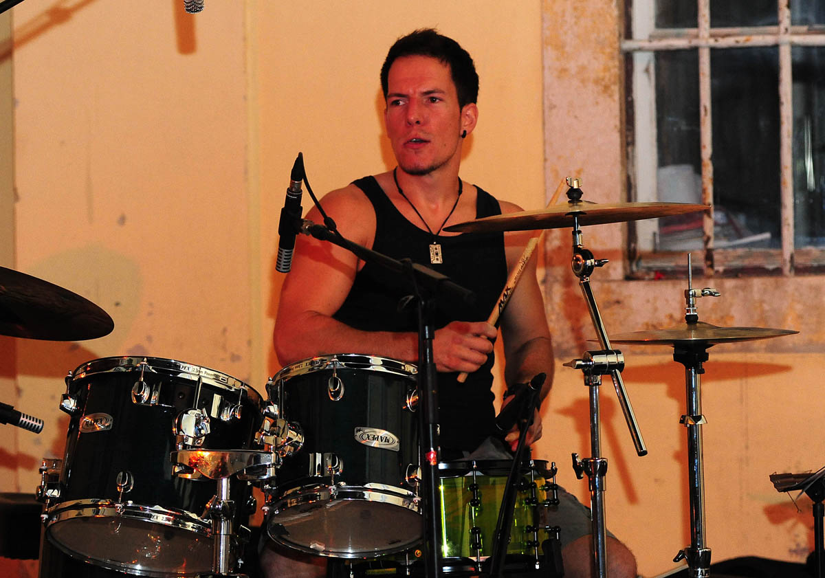 Zadar, 2.8.2013. snimio: Nenad Marčev 

Mario Huljev i
Dino Dvornik tribute band

Jurica Leikauff, klavijature, 
Marko Duvnjak, bubnjar, 
Alen Svetopetrić, bas gitara, 
Zoran Jex Jaeger, gitara,
Ivan Premelč, saksofon.


Dvorište Providurove palače