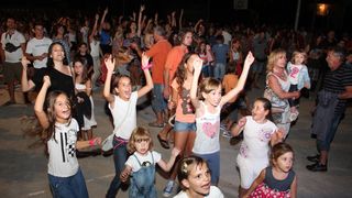 Na Stanovima se Kraljica mira slavi već preko 20 godina, a sinoćnjim misnim slavljem, procesijom i kasnije koncertom na školskom igralištu Stanarci su proslavili još jednu feštu. Koncert su održali grupa Dalmatico i Ivica Sikirić Ićo, foto: I. Perinčić Na Stanovima se Kraljica mira slavi već preko 20 godina, a sinoćnjim misnim slavljem, procesijom i kasnije koncertom na školskom igralištu Stanarci su proslavili još jednu feštu. Koncert su održali grupa Dalmatico i Ivica Sikirić Ićo, foto: I. Perinčić