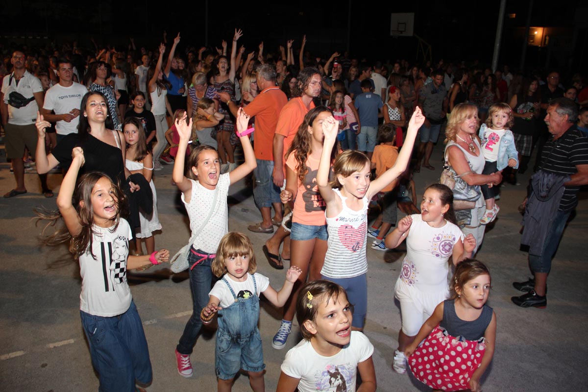 Na Stanovima se Kraljica mira slavi već preko 20 godina, a sinoćnjim misnim slavljem, procesijom i kasnije koncertom na školskom igralištu Stanarci su proslavili još jednu feštu. Koncert su održali grupa Dalmatico i Ivica Sikirić Ićo, foto: I. Perinčić Na Stanovima se Kraljica mira slavi već preko 20 godina, a sinoćnjim misnim slavljem, procesijom i kasnije koncertom na školskom igralištu Stanarci su proslavili još jednu feštu. Koncert su održali grupa Dalmatico i Ivica Sikirić Ićo, foto: I. Perinčić