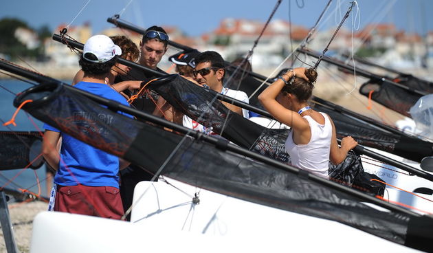 Zadar, 070711.
Svjetsko juniorsko prvenstvo u jedrenju 07.-15.srpnja 2011.
ISAF 2011.
Danas je u organizaciji jedrlicarskog kluba Uskok iz Zadra pocelo svjetsko juniorsko prvenstvo u jedrenju za klase SL 16, 420, 29er, Laser i RS-X. Na prvenstvu se natjec