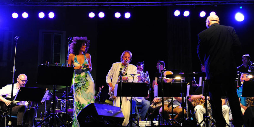 Zadar, .18.07.2012. snimio: Nenad Marčev 
Big band HRT-a 
JAZZ ORKESTAR HRT-a
Dirigent: maestro Saša Nestorović
Gosti: Marko Tolja, Martine Thomas i Davor Pekota 
Jazz i evergreen standardi 
18. ZADARSKO KAZALIŠNO LJETO 
Organizatori: 
Turistička zaj