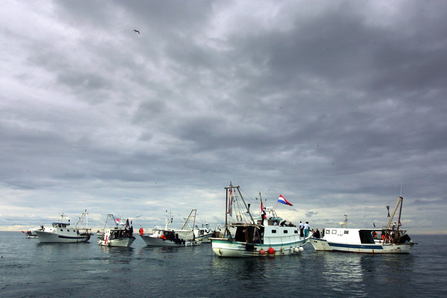 Umag, Savudrija, 071109.
Ribarski konvoj organiziran zbog protivljenja arbitraznom sporazumu sa Slovenijom smatrajuci da bi njegovom primjenom Hrvatska mogla ostati bez dijela svog teritorijalnog mora juznije od crte sredine Savudrijske vale. Prosvjedoval Umag, Savudrija, 071109.
Ribarski konvoj organiziran zbog protivljenja arbitraznom sporazumu sa Slovenijom smatrajuci da bi njegovom primjenom Hrvatska mogla ostati bez dijela svog teritorijalnog mora juznije od crte sredine Savudrijske vale. Prosvjedoval