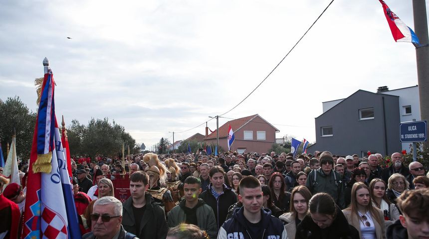 Škabrnja: Kolona sjećanja na 33. obljetnicu stradanja u Domovinskom ratu Škabrnja: Kolona sjećanja na 33. obljetnicu stradanja u Domovinskom ratu