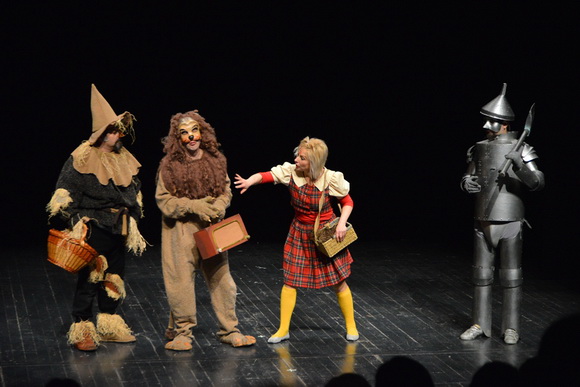 U Kazalištu lutaka Zadar odigrana je predstava “Čarobnjak iz Oza” u režiji Dražena Ferenčine. Foto: Iva Perinčić U Kazalištu lutaka Zadar odigrana je predstava “Čarobnjak iz Oza” u režiji Dražena Ferenčine. Foto: Iva Perinčić