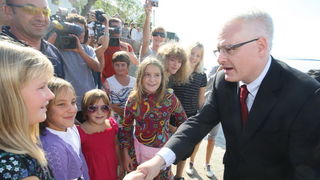 Zadar, 031010.
Predsjednik Hrvatske Ivo Josipovic posjetio je mjesto Lun na otoku Pagu.Obisao je sari maslinik i uljaru Lun Zeljimira Badurine.
Na fotografiji : predsjednik u Lunu s domacinima.
Foto : Vladimir Ivanov / CROPIX