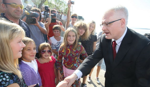 Zadar, 031010.
Predsjednik Hrvatske Ivo Josipovic posjetio je mjesto Lun na otoku Pagu.Obisao je sari maslinik i uljaru Lun Zeljimira Badurine.
Na fotografiji : predsjednik u Lunu s domacinima.
Foto : Vladimir Ivanov / CROPIX