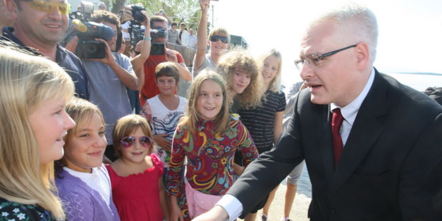 Zadar, 031010.
Predsjednik Hrvatske Ivo Josipovic posjetio je mjesto Lun na otoku Pagu.Obisao je sari maslinik i uljaru Lun Zeljimira Badurine.
Na fotografiji : predsjednik u Lunu s domacinima.
Foto : Vladimir Ivanov / CROPIX Zadar, 031010.
Predsjednik Hrvatske Ivo Josipovic posjetio je mjesto Lun na otoku Pagu.Obisao je sari maslinik i uljaru Lun Zeljimira Badurine.
Na fotografiji : predsjednik u Lunu s domacinima.
Foto : Vladimir Ivanov / CROPIX