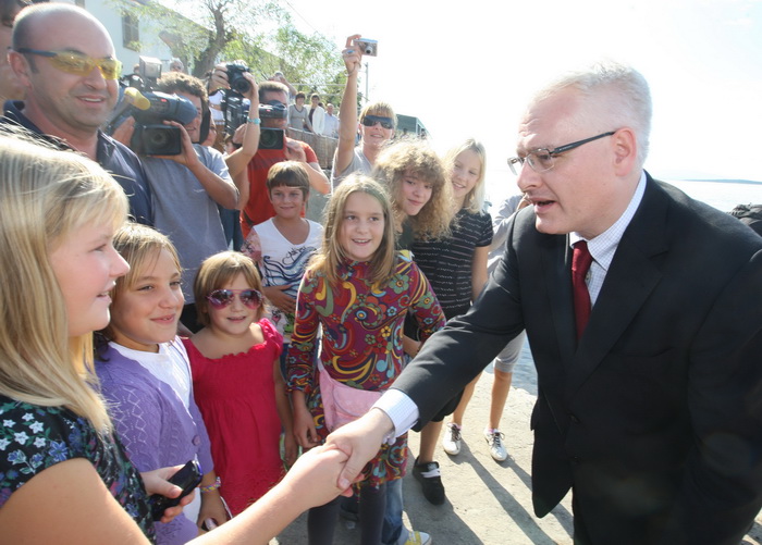 Zadar, 031010.
Predsjednik Hrvatske Ivo Josipovic posjetio je mjesto Lun na otoku Pagu.Obisao je sari maslinik i uljaru Lun Zeljimira Badurine.
Na fotografiji : predsjednik u Lunu s domacinima.
Foto : Vladimir Ivanov / CROPIX