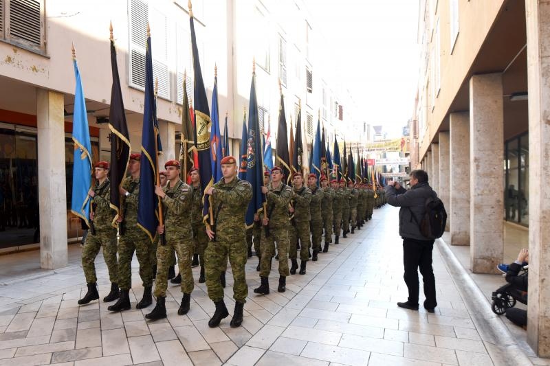 Mimohod postrojbi sudionica VRO Maslenica ulicama Zadra u povodu 24. obljetnice Mimohod postrojbi sudionica VRO Maslenica ulicama Zadra u povodu 24. obljetnice