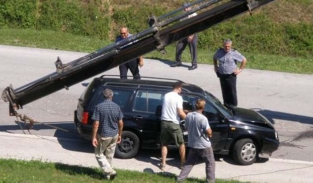 Karlovački automobil završio na željezničkoj pruzi i blokirao promet vlakova (Foto: KAportal.hr)