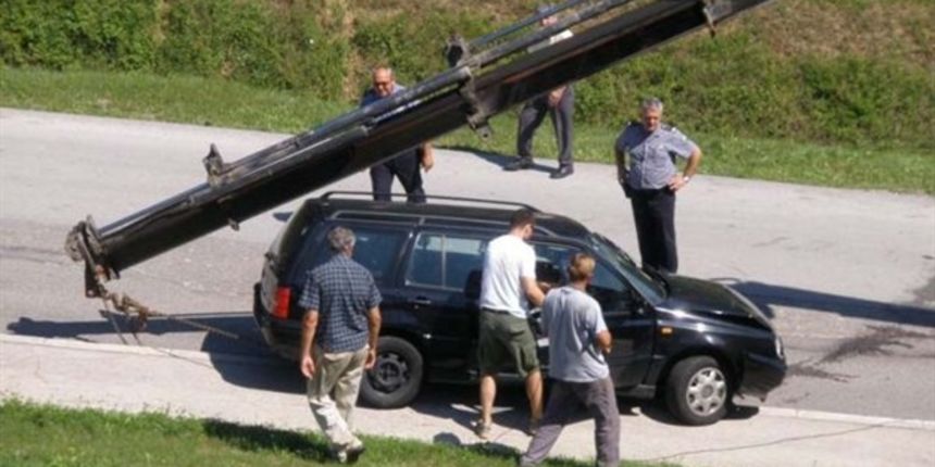 Karlovački automobil završio na željezničkoj pruzi i blokirao promet vlakova (Foto: KAportal.hr)