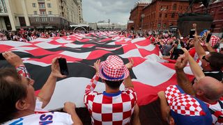 Hrvatski navijači u centru Moskve razvili divovsku zastavu Hrvatski navijači u centru Moskve razvili divovsku zastavu