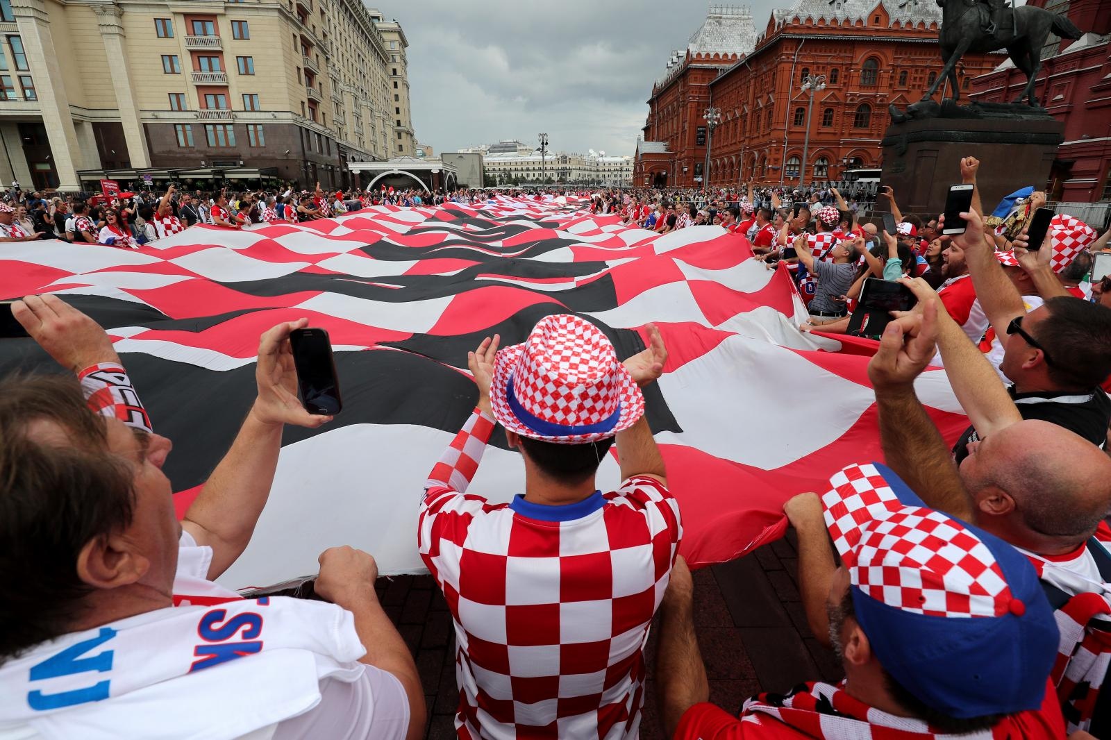 Hrvatski navijači u centru Moskve razvili divovsku zastavu Hrvatski navijači u centru Moskve razvili divovsku zastavu