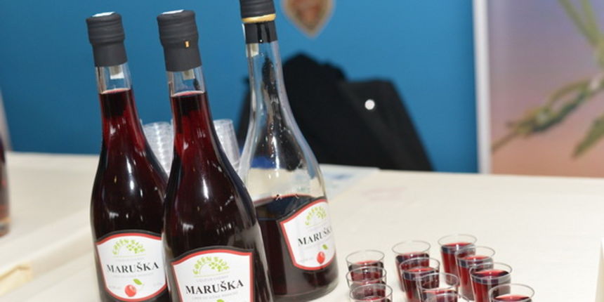 Zadarska tvrtka Green Side predstavila Amabasadore hrvatske kvalitete te novitete: rakiju Marušku, trufele i vina Istijan i Gospodin za Dalmaciju. Rakija Maruška. Foto: Iva Perinčić Zadarska tvrtka Green Side predstavila Amabasadore hrvatske kvalitete te novitete: rakiju Marušku, trufele i vina Istijan i Gospodin za Dalmaciju. Rakija Maruška. Foto: Iva Perinčić