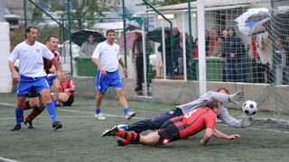 Zadar, 281110.
Povodom proslave 100 godina NK. Arbanasi, odigrana je nogometna utakmica izmedju veterana Nk. Arbanasi i veterana NK. Hajduk.
Na fotografiji: za Arbanase je igrao ministar Bozidar Kalmeta i postigao je gol.
Foto: Andrija Lucic / CROPIX Zadar, 281110.
Povodom proslave 100 godina NK. Arbanasi, odigrana je nogometna utakmica izmedju veterana Nk. Arbanasi i veterana NK. Hajduk.
Na fotografiji: za Arbanase je igrao ministar Bozidar Kalmeta i postigao je gol.
Foto: Andrija Lucic / CROPIX