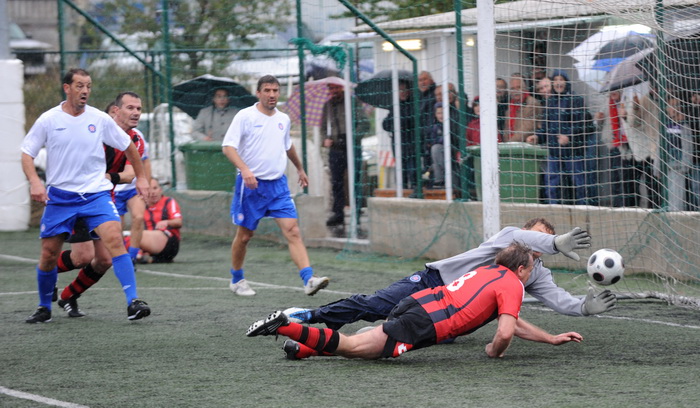 Zadar, 281110.
Povodom proslave 100 godina NK. Arbanasi, odigrana je nogometna utakmica izmedju veterana Nk. Arbanasi i veterana NK. Hajduk.
Na fotografiji: za Arbanase je igrao ministar Bozidar Kalmeta i postigao je gol.
Foto: Andrija Lucic / CROPIX Zadar, 281110.
Povodom proslave 100 godina NK. Arbanasi, odigrana je nogometna utakmica izmedju veterana Nk. Arbanasi i veterana NK. Hajduk.
Na fotografiji: za Arbanase je igrao ministar Bozidar Kalmeta i postigao je gol.
Foto: Andrija Lucic / CROPIX