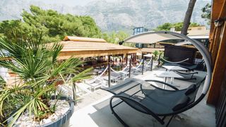 Dalmacija je dobila novo lounge mjesto koje će vas razvesliti u toplim ljetnim danima. Putujte osjećajima kroz predivnu lokaciju novog Makarana beach kluba koji se smjestio na prekrasnoj plaži u srcu Makarske rivijere s veličanstvenim pogledom na Jadransk