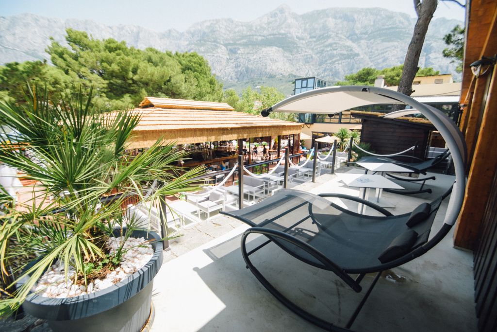 Dalmacija je dobila novo lounge mjesto koje će vas razvesliti u toplim ljetnim danima. Putujte osjećajima kroz predivnu lokaciju novog Makarana beach kluba koji se smjestio na prekrasnoj plaži u srcu Makarske rivijere s veličanstvenim pogledom na Jadransk