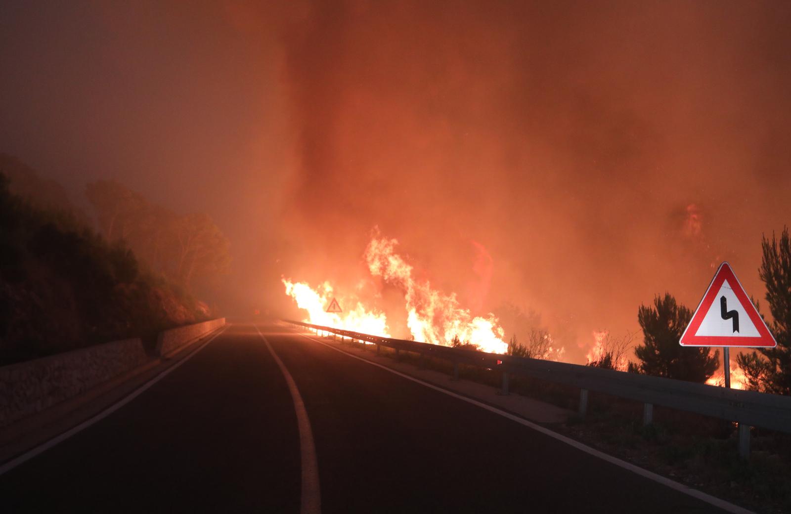 Tučepi: Požar se širi, zahvatio ranč i kuće, vatrogasci u akciji