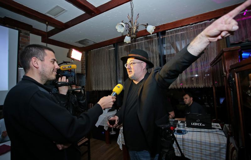 U restoranu Gladne oci Sinisa Vuco proslavio je rodjendan i predstavio spot za pjesmu Bec u kojoj glumi Nives Celzijus. Mladen Burnac. Photo: Igor Kralj/PIXSELL U restoranu Gladne oci Sinisa Vuco proslavio je rodjendan i predstavio spot za pjesmu Bec u kojoj glumi Nives Celzijus. Mladen Burnac. Photo: Igor Kralj/PIXSELL