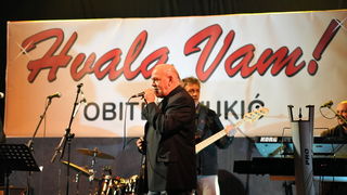 Zadar, 211112
Dvorana Jazine.
Humanitarni koncert za obitelj Vukic iz zadarskih arbanasa koja ce, ukoliko se ne skupe potrebna sredstva, uskoro biti delozirana iz svog doma.
Na fotografiji: Bepo Matesic.
Foto: Luka Gerlanc / CROPIX Zadar, 211112
Dvorana Jazine.
Humanitarni koncert za obitelj Vukic iz zadarskih arbanasa koja ce, ukoliko se ne skupe potrebna sredstva, uskoro biti delozirana iz svog doma.
Na fotografiji: Bepo Matesic.
Foto: Luka Gerlanc / CROPIX