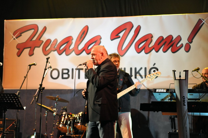 Zadar, 211112
Dvorana Jazine.
Humanitarni koncert za obitelj Vukic iz zadarskih arbanasa koja ce, ukoliko se ne skupe potrebna sredstva, uskoro biti delozirana iz svog doma.
Na fotografiji: Bepo Matesic.
Foto: Luka Gerlanc / CROPIX Zadar, 211112
Dvorana Jazine.
Humanitarni koncert za obitelj Vukic iz zadarskih arbanasa koja ce, ukoliko se ne skupe potrebna sredstva, uskoro biti delozirana iz svog doma.
Na fotografiji: Bepo Matesic.
Foto: Luka Gerlanc / CROPIX