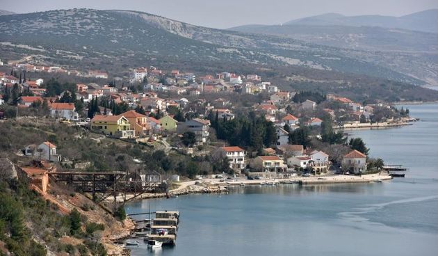 Maslenica: Izvlačenje dijelova starog Masleničkog mosta, foto: Dino Stanin/PIXSELL