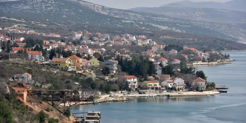 Maslenica: Izvlačenje dijelova starog Masleničkog mosta, foto: Dino Stanin/PIXSELL