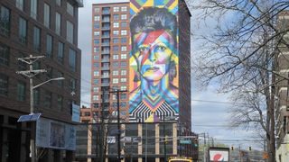 New Jersey: Šareni divovski mural Davida Bowieja krasi visoku stambenu zgradu New Jersey: Šareni divovski mural Davida Bowieja krasi visoku stambenu zgradu