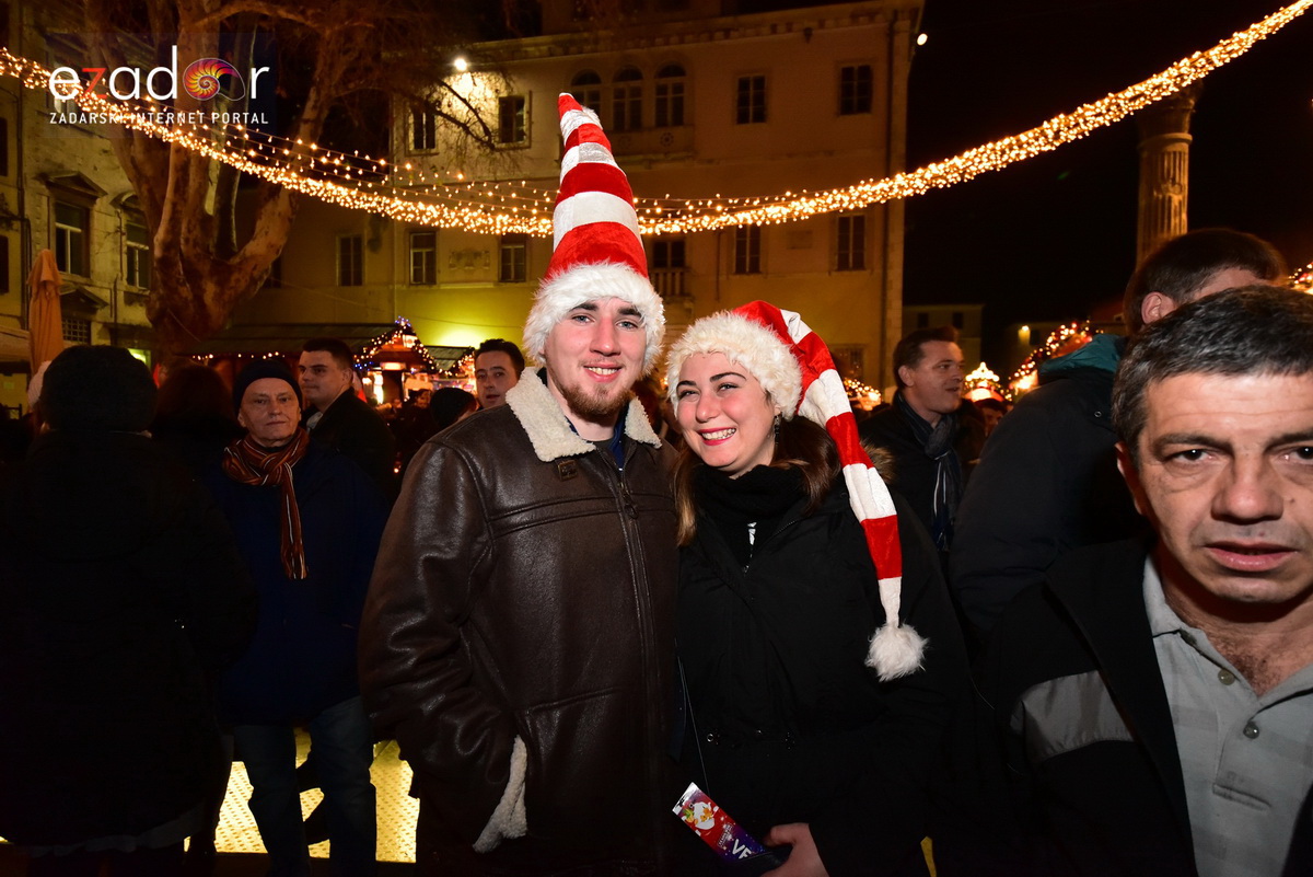 Tisuće Zadrana uživalo na krcatom Narodnom trgu i Tgu Petra Zoranića uz Tomislava Bralića i klapu Intrade Tisuće Zadrana uživalo na krcatom Narodnom trgu i Tgu Petra Zoranića uz Tomislava Bralića i klapu Intrade