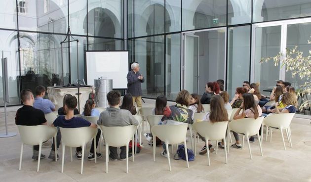 Prof. Stjepan Malović upoznao mlade s medijima: Kako prepoznati lažne vijesti?