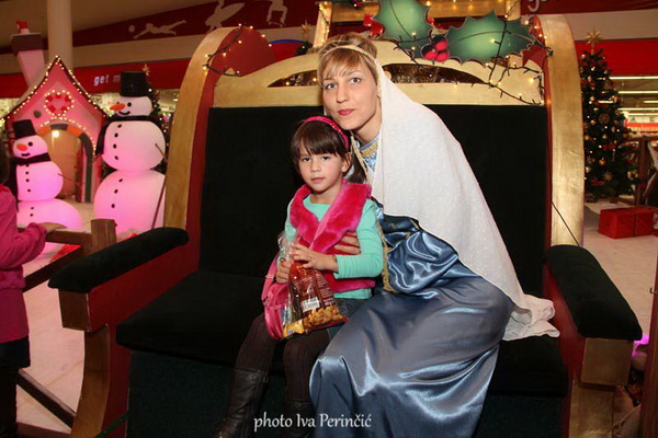 Sv. Luce razveselila mališane u Supernova centru, Foto: Iva Perinčić Sv. Luce razveselila mališane u Supernova centru, Foto: Iva Perinčić