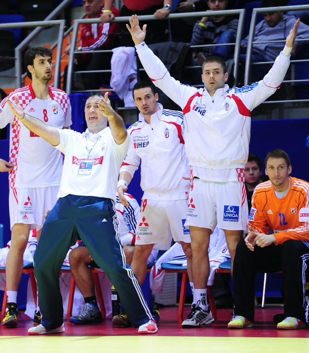 Vrsac, 160112.
Europsko prvenstvo u rukometu u Srbiji.
Prvo kolo, utakmica izmedju Hrvatske i Islanda.
Na slici: hrvatska klupa.
Foto: Drazen Aleksic / CROPIX Vrsac, 160112.
Europsko prvenstvo u rukometu u Srbiji.
Prvo kolo, utakmica izmedju Hrvatske i Islanda.
Na slici: hrvatska klupa.
Foto: Drazen Aleksic / CROPIX