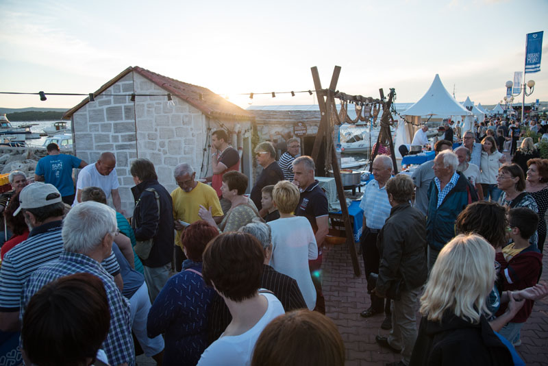 11. Gastol stol na biogradskoj rivi. Foto: Vinko Pešić 11. Gastol stol na biogradskoj rivi. Foto: Vinko Pešić