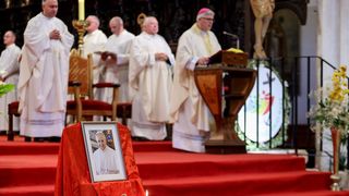 Nadbiskup Milan Zgrablić predvodio misu zadušnicu za Papu Franju Nadbiskup Milan Zgrablić predvodio misu zadušnicu za Papu Franju